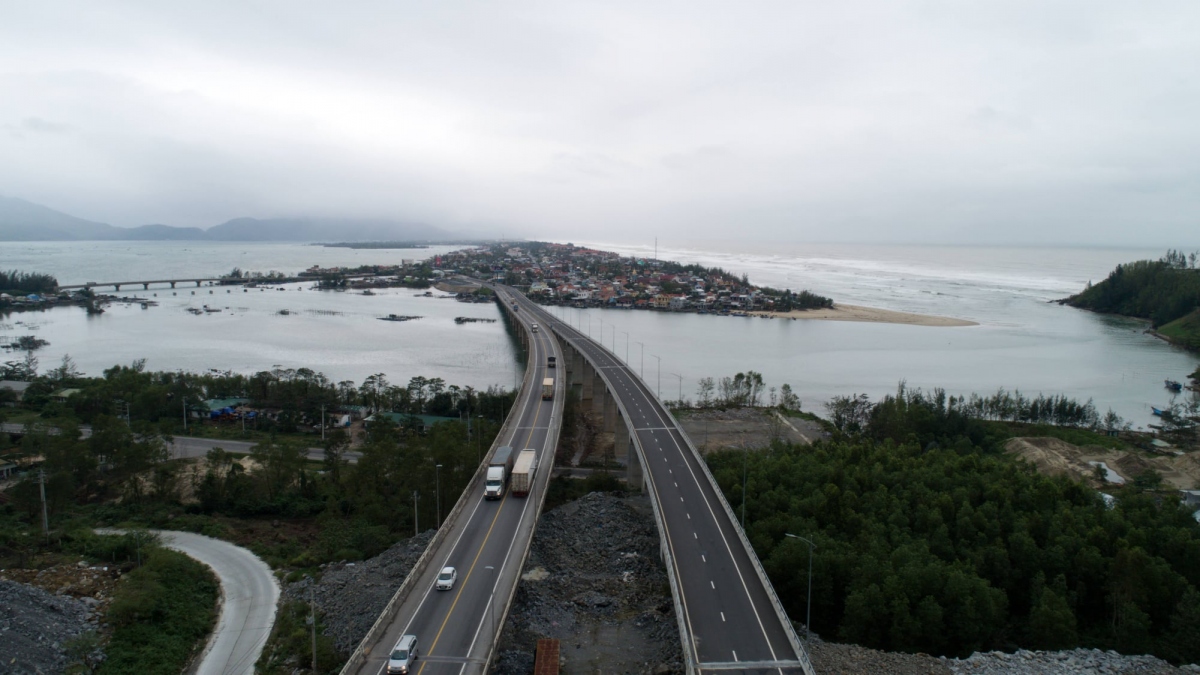 Mục tiêu xây dựng thêm 3.800 km đường cao tốc trong gần 10 năm tới của Chính phủ trong bối cảnh nguồn vốn ngân sách nhà nước không dồi dào, cần các giải pháp như phát hành trái phiếu doanh nghiệp.