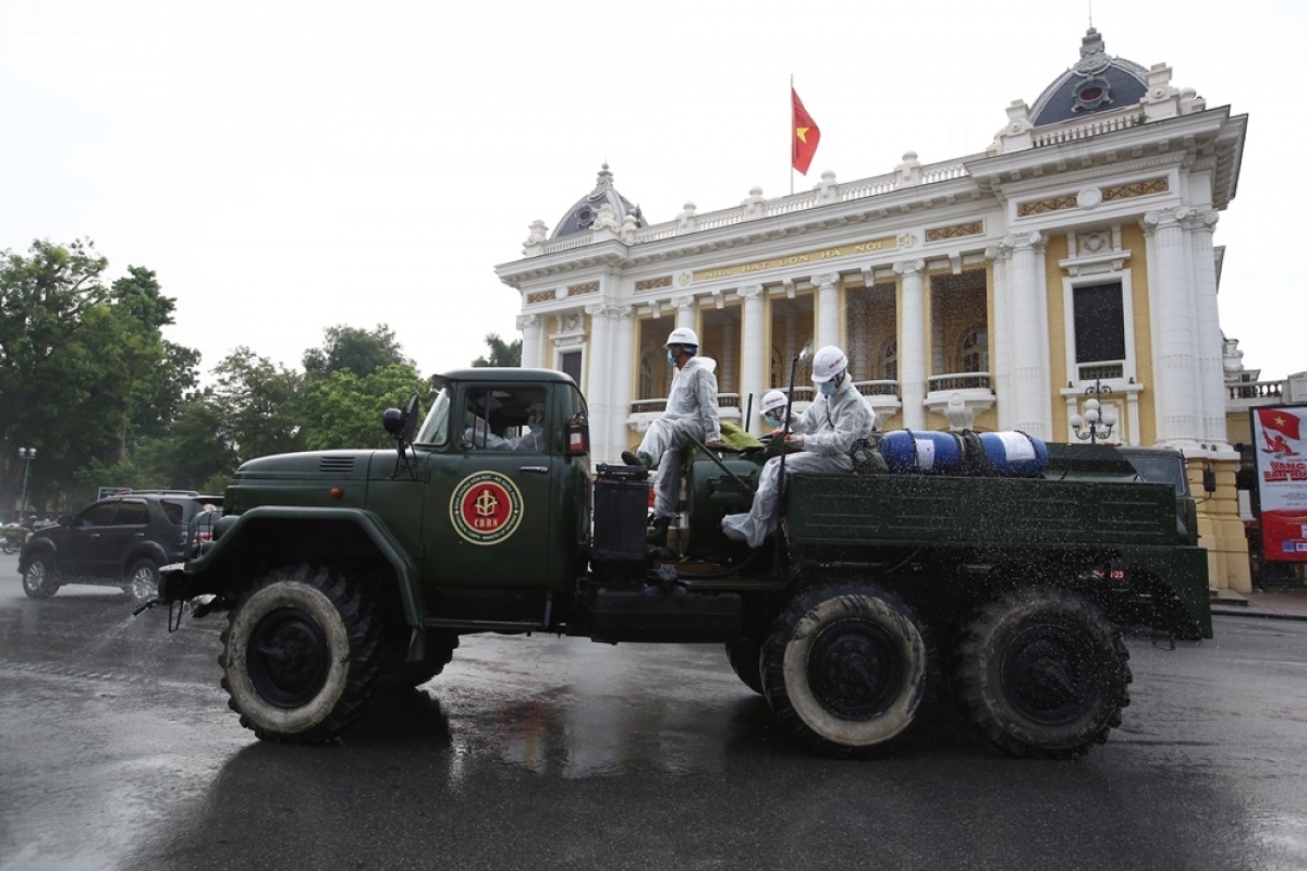 armed forces disinfect hanoi amid ongoing covid-19 fight picture 1