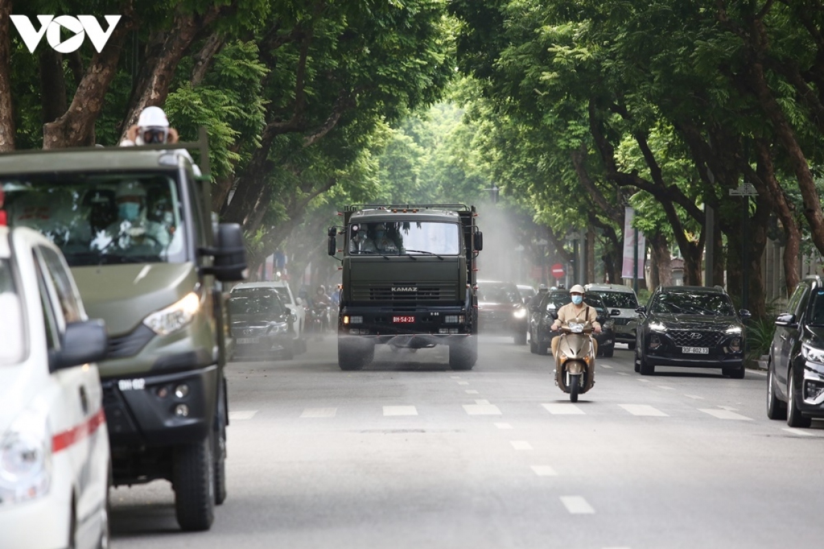 armed forces disinfect hanoi amid ongoing covid-19 fight picture 10