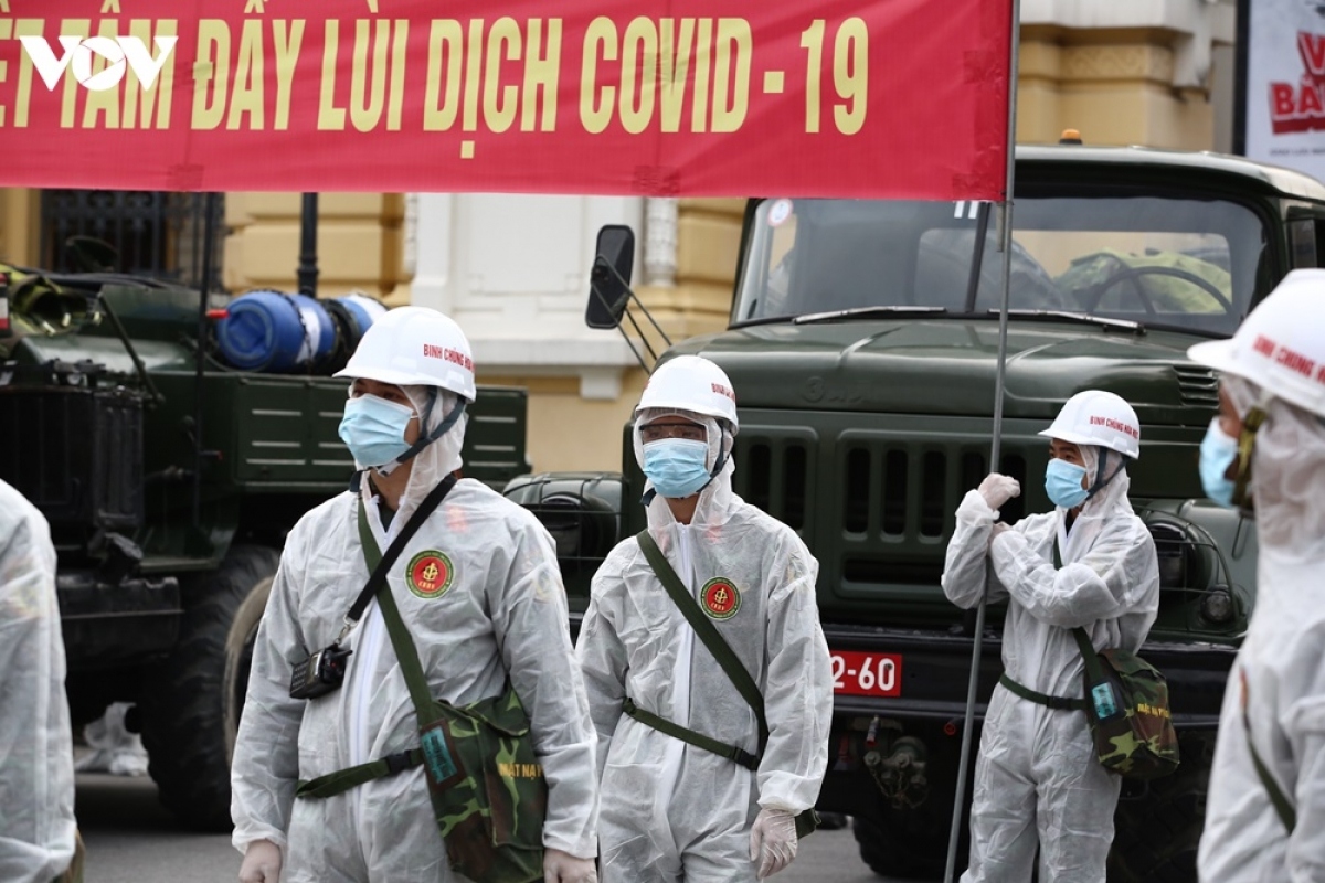 armed forces disinfect hanoi amid ongoing covid-19 fight picture 2
