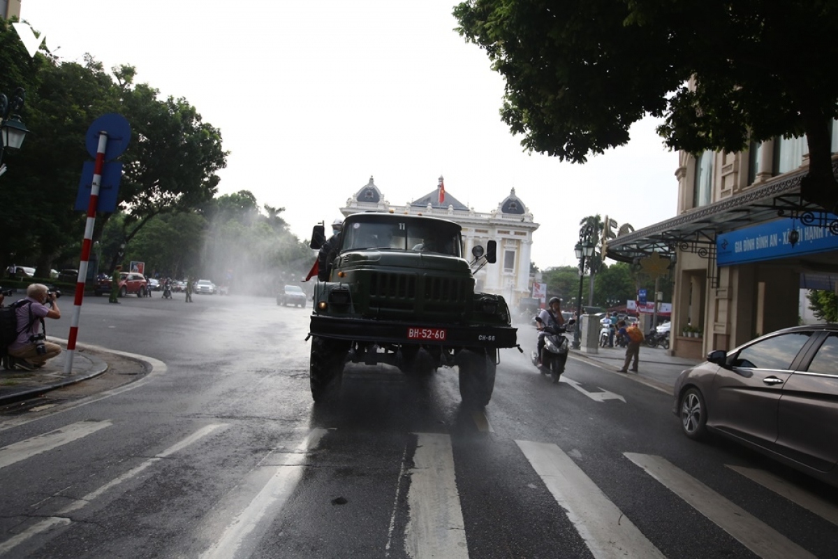 armed forces disinfect hanoi amid ongoing covid-19 fight picture 6