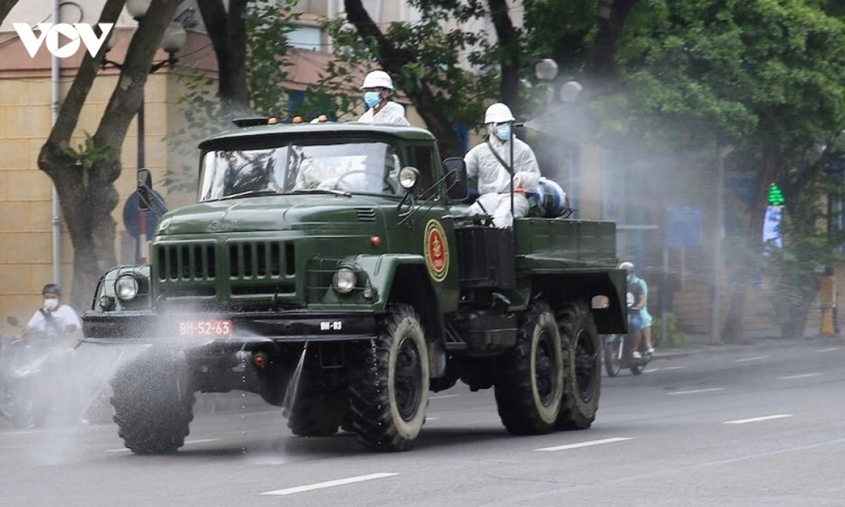 armed forces disinfect hanoi amid ongoing covid-19 fight picture 9