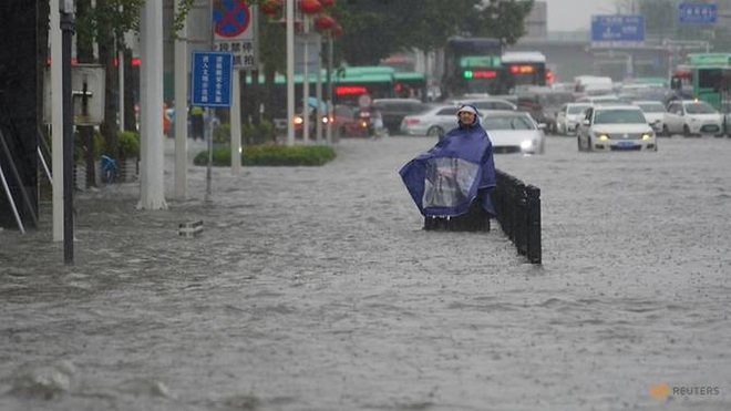 Đường phố Trịnh Châu ngập nước vì mưa lớn kéo dài (Ảnh: Reuters)
