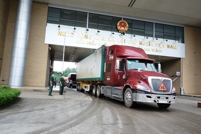 xe cho hang xuat nhap khau toi lao cai chi duoc luu thong tren cao toc hinh anh 1