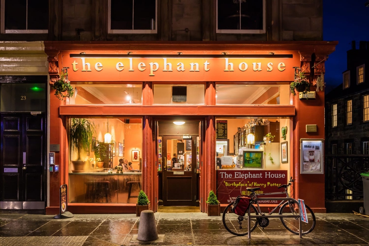 The Elephant House (Scotland) là nơi bạn có thể chọn một ly cà phê và một cuốn sách để thưởng thức sự yên tĩnh. J.K. Rowling đã dành nhiều thời gian ở đây để viết ra câu chuyện Harry Potter - một trong những bộ sách nổi tiếng nhất trên thế giới.