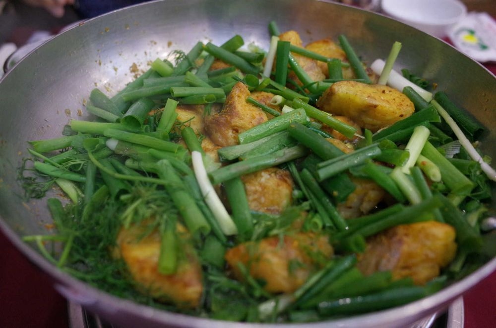 Cha ca (Turmeric fish) is a famous delicacy of Hanoi, sees white fish sautéed in butter with dill and spring onions, then served alongside rice noodles and a scattering of peanuts.