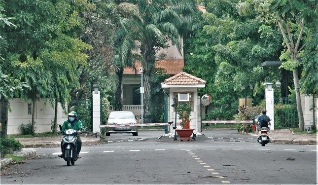 foreigners follow social distancing rules in hcm city for covid-19 fight picture 2 foreigners follow social distancing rules in hcm city for covid-19 fight picture 2