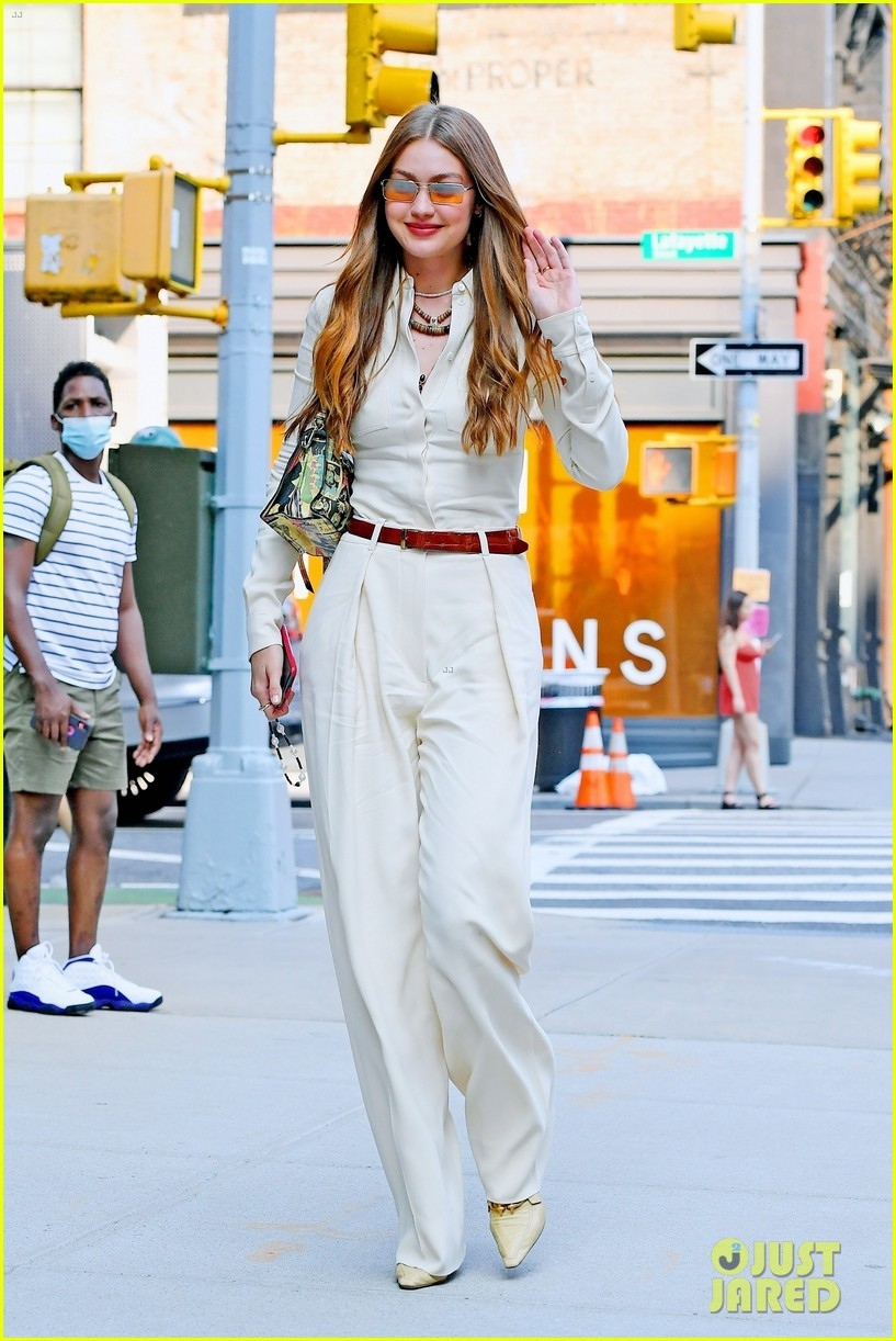 Siêu mẫu Gigi Hadid thả dáng đẹp trên đường phố New York