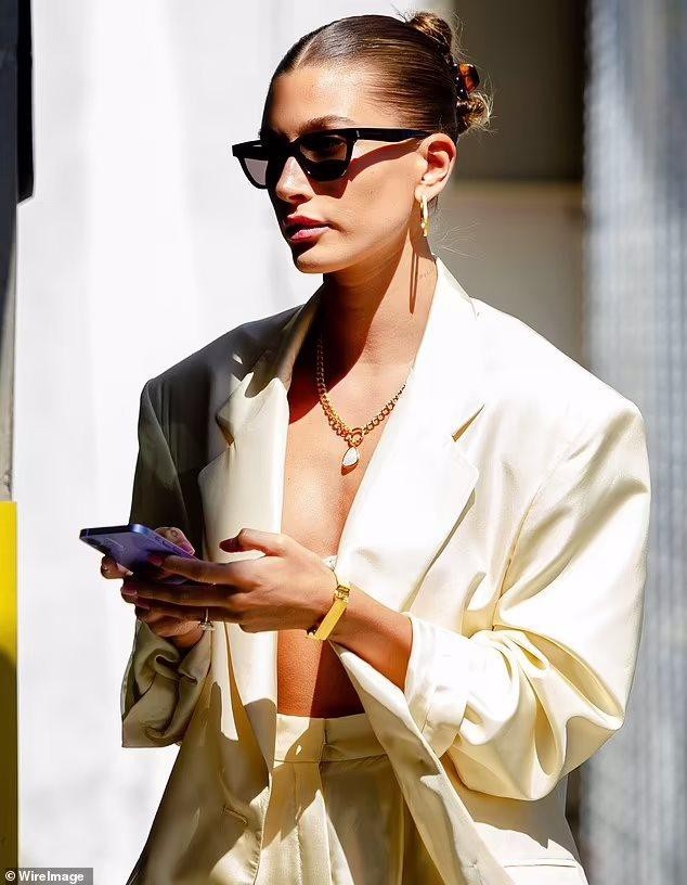 hailey baldwin dien blazer buong ho hung khoe body nong bong tren pho hinh anh 5