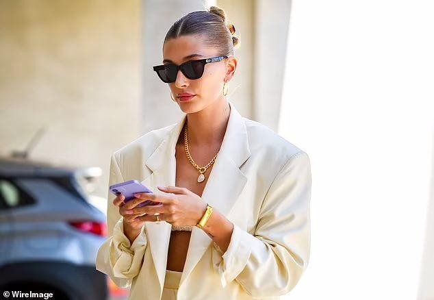 hailey baldwin dien blazer buong ho hung khoe body nong bong tren pho hinh anh 2