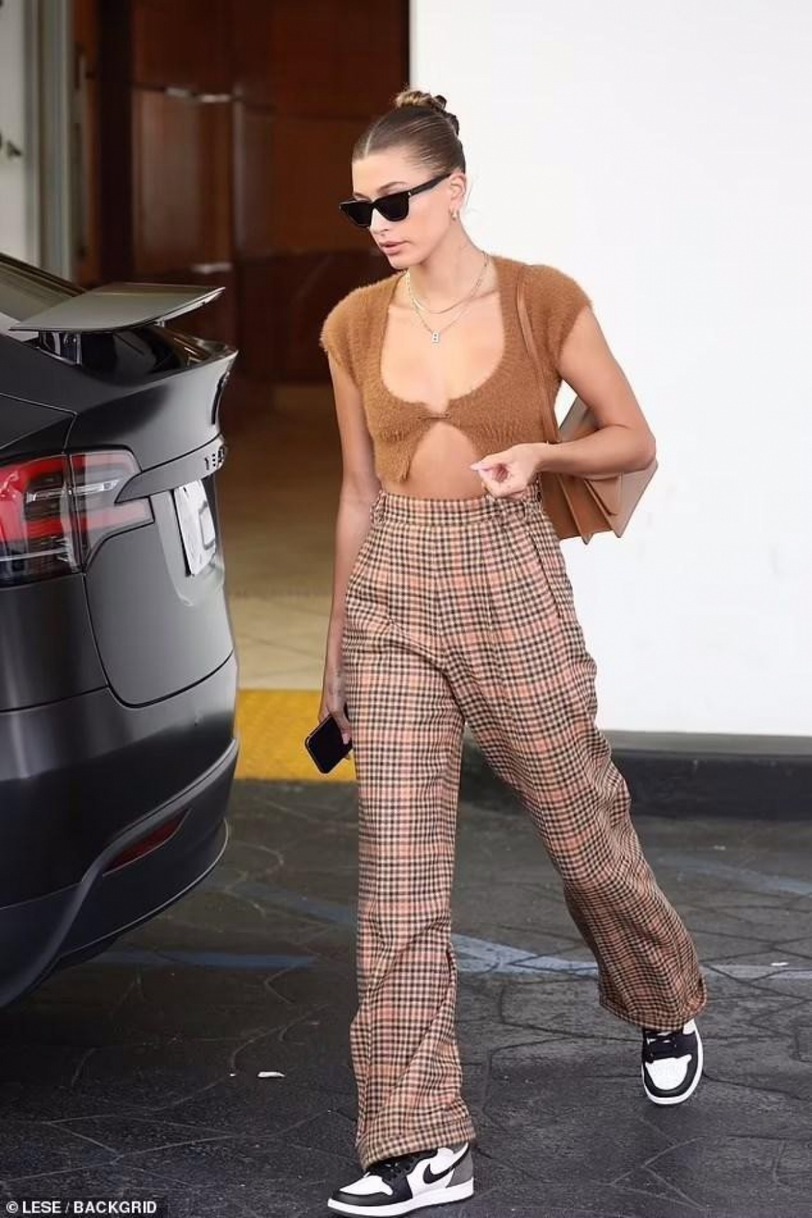 hailey baldwin dien blazer ho hung khoe body goi cam den du cuoc hop kinh doanh hinh anh 8
