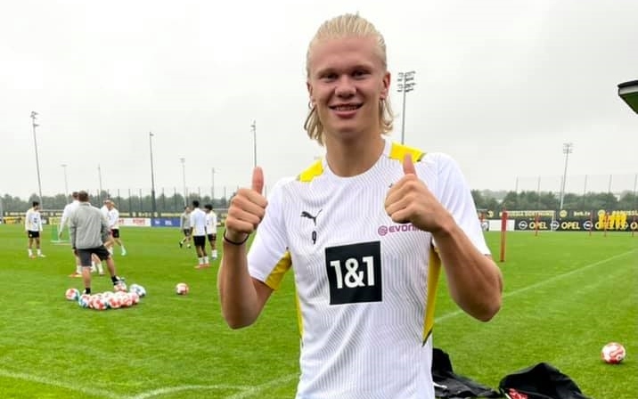 erling haaland hoi quan voi dortmund giua bao tin don chuyen nhuong hinh anh 1