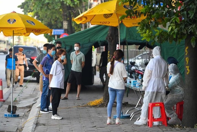 hanoi erects 22 checkpoints at city entrances to control covid-19 picture 11