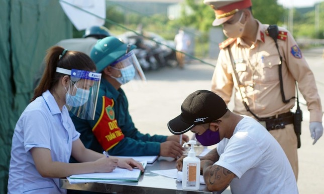 hanoi erects 22 checkpoints at city entrances to control covid-19 picture 7 hanoi erects 22 checkpoints at city entrances to control covid-19 picture 7