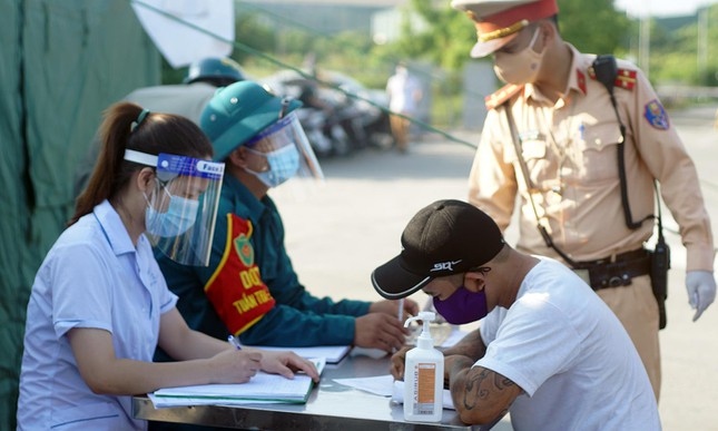 hanoi erects 22 checkpoints at city entrances to control covid-19 picture 7