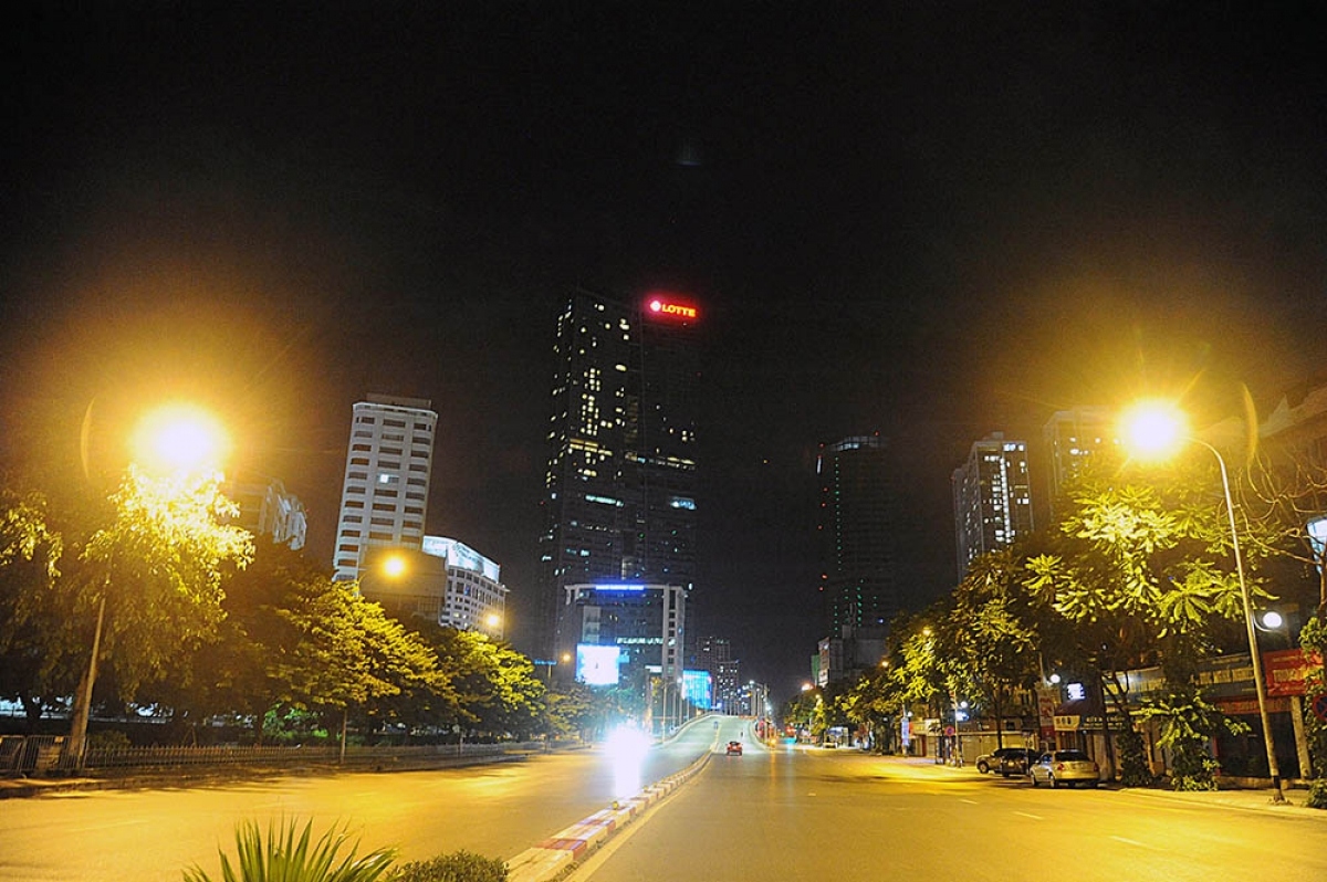 Sparse traffic can be seen on Nguyen Chi Thanh street at 9 p.m.