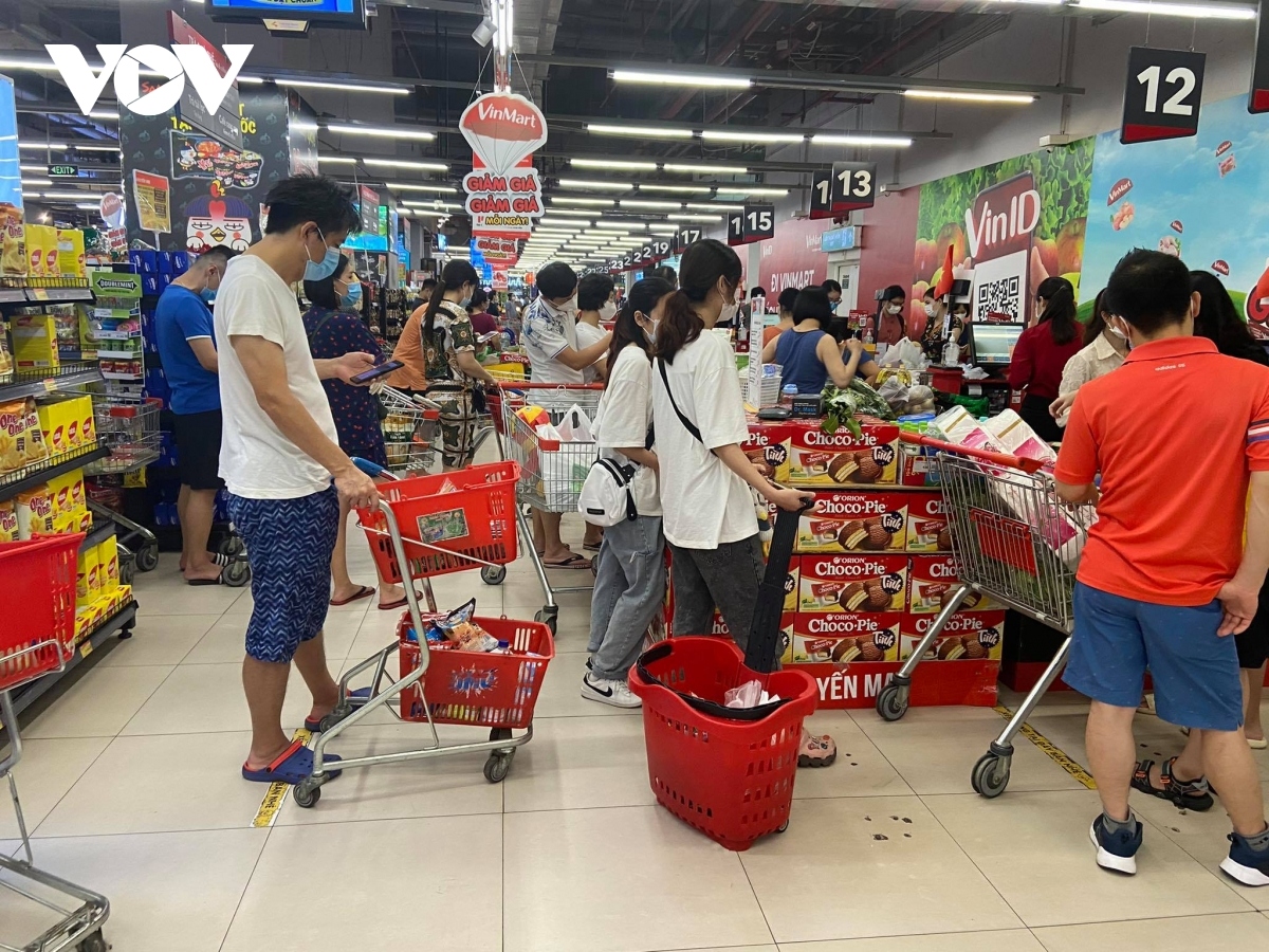 hanoi residents hoard food, essential goods in ample supply picture 1