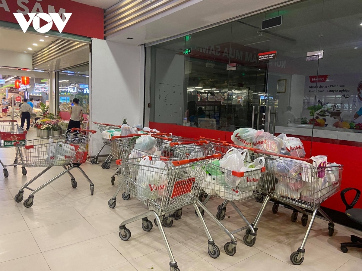 hanoi residents hoard food, essential goods in ample supply picture 3