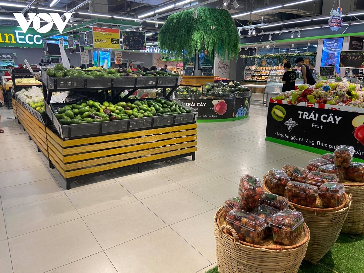 hanoi residents hoard food, essential goods in ample supply picture 5