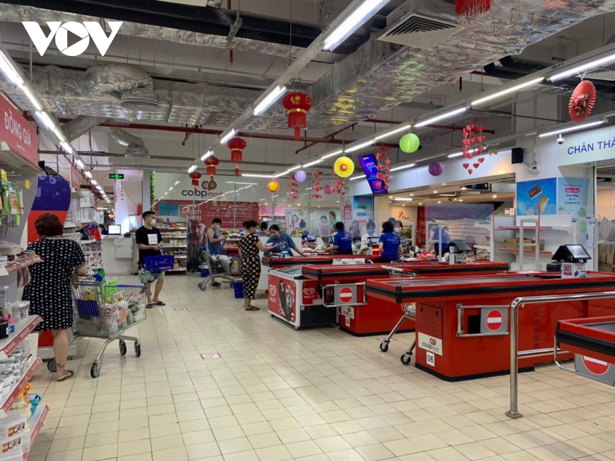 hanoi residents hoard food, essential goods in ample supply picture 6