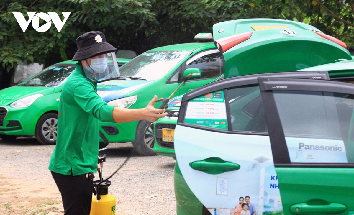 tp.hcm hai hang taxi duoc hoat dong de ho tro y te va dua don nguoi tai san bay hinh anh 1