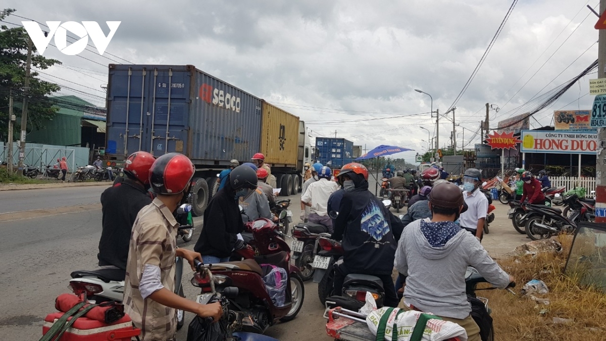 locals rush to leave hcm city ahead of lockdown picture 5