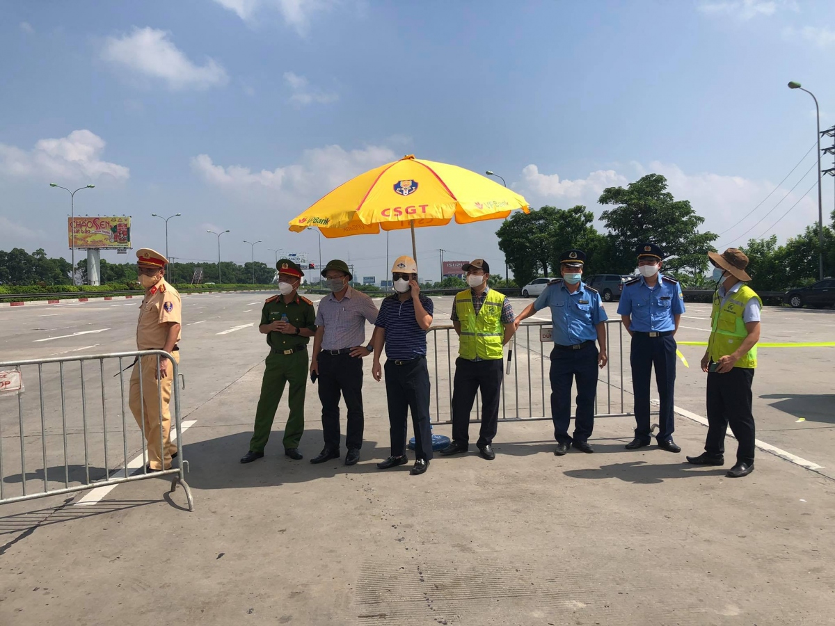 Ảnh nhiều xe vào hà nội phải quay đầu, cao tốc pháp vân- cầu giẽ ùn tắc hình ảnh 9 Anh nhieu xe vao ha noi phai quay dau, cao toc phap van- cau gie un tac hinh anh 9