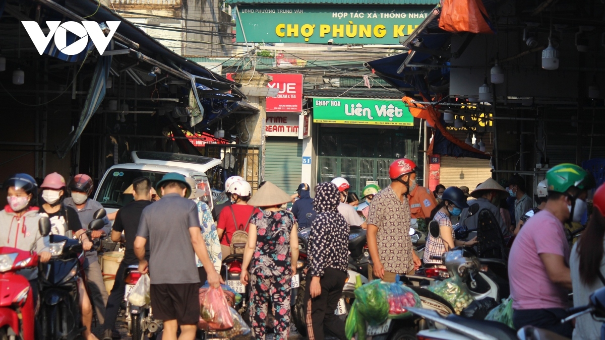 first day of social distancing rules in hanoi sees mixed reaction picture 16 first day of social distancing rules in hanoi sees mixed reaction picture 16