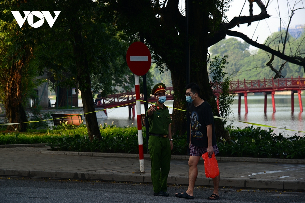 first day of social distancing rules in hanoi sees mixed reaction picture 8