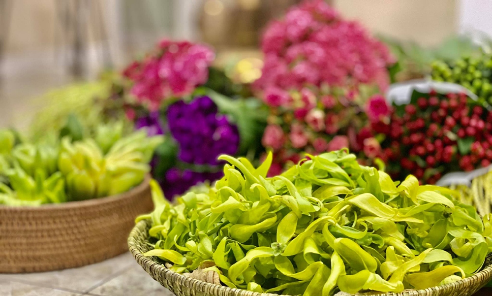 Các loại hoa quê được nhiều chị em lựa chọn vì giá không quá "chát" mà lại rất độc đáo, mang đậm hương quê nhà.