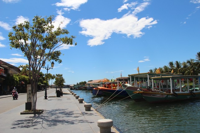 hoi an ancient town on first day of social distancing order picture 14