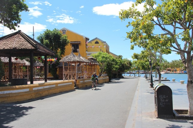 hoi an ancient town on first day of social distancing order picture 2