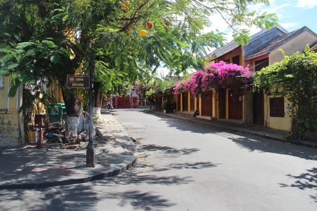 hoi an ancient town on first day of social distancing order picture 5