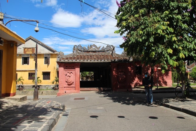 hoi an ancient town on first day of social distancing order picture 6