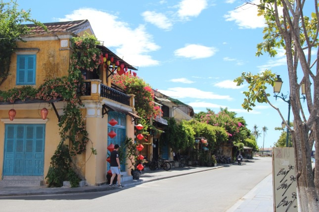 hoi an ancient town on first day of social distancing order picture 7