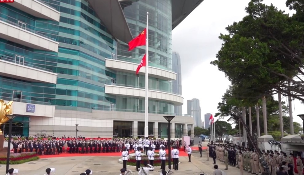 Lễ thượng cờ kỷ niệm 24 năm Hong Kong quay trở về Trung Quốc đại lục tại quảng trường Kim Tử Kinh. Nguồn: Chinannews