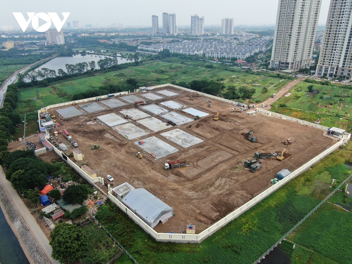 large field hospital for severely-ill covid-19 patients takes shape in hanoi picture 2