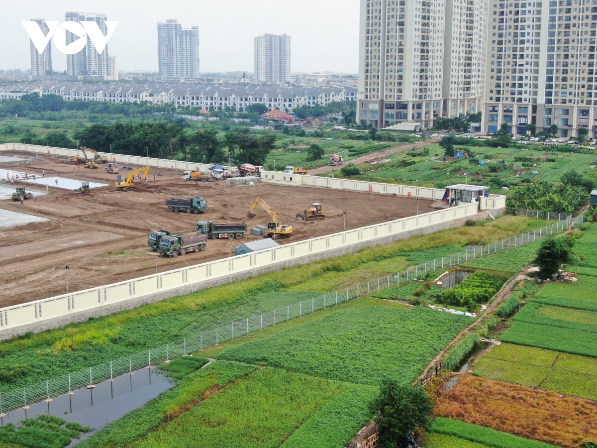 large field hospital for severely-ill covid-19 patients takes shape in hanoi picture 3