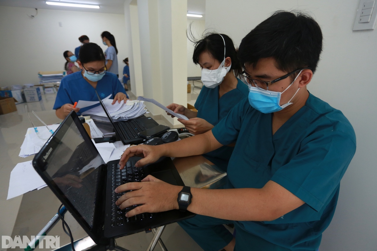 photos reveal inside of largest-ever field hospital in hcm city picture 4