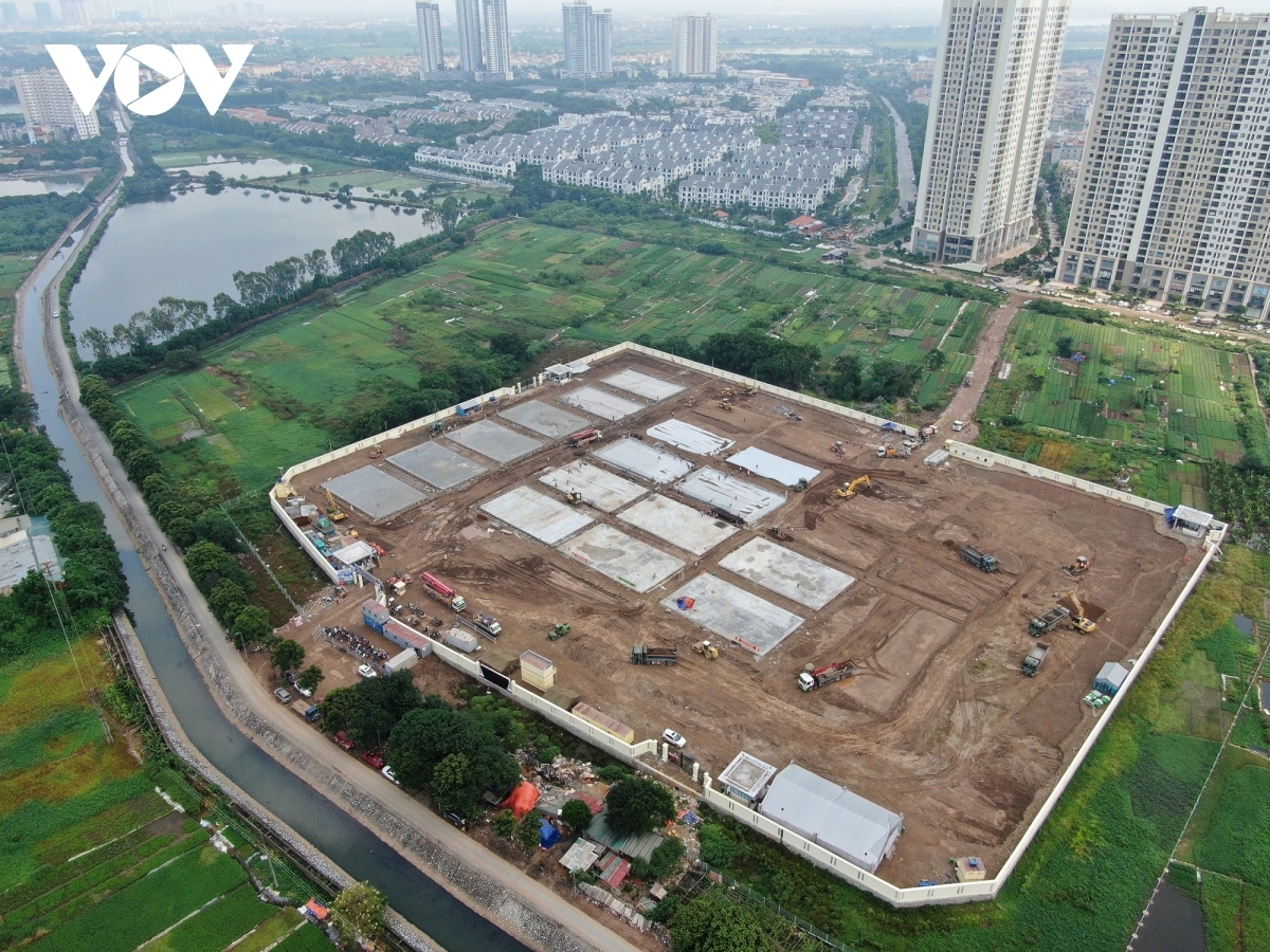 large field hospital for severely-ill covid-19 patients takes shape in hanoi picture 4