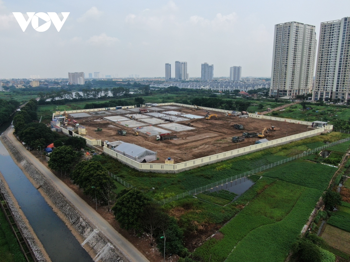 large field hospital for severely-ill covid-19 patients takes shape in hanoi picture 5