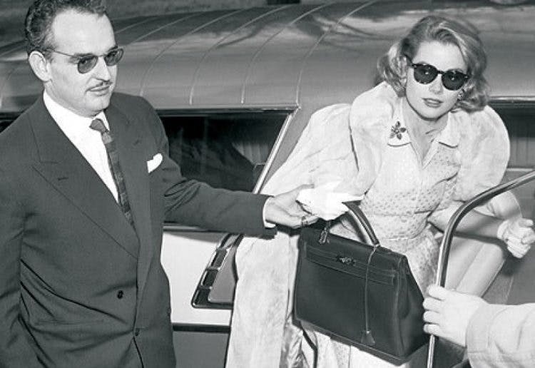 Năm 1977, Hermès đổi tên cho chiếc túi theo tên Công nương Grace Kelly. 