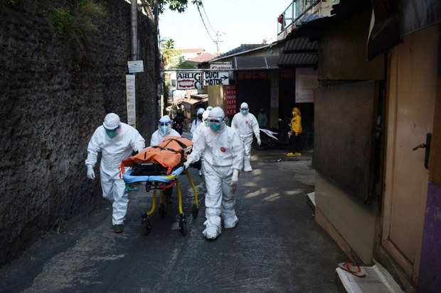 Bệnh viện quá tải, nhiều bệnh nhân Covid-19 chết khi tự cách ly tại nhà. Nguồn: AFP