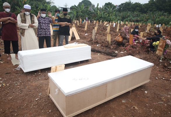 Một địa điểm chôn cất thi thể bệnh nhân Covid-19 ở ngoại ô thủ đô Jakarta, Indonesia hôm 13/7. Ảnh: Reuters