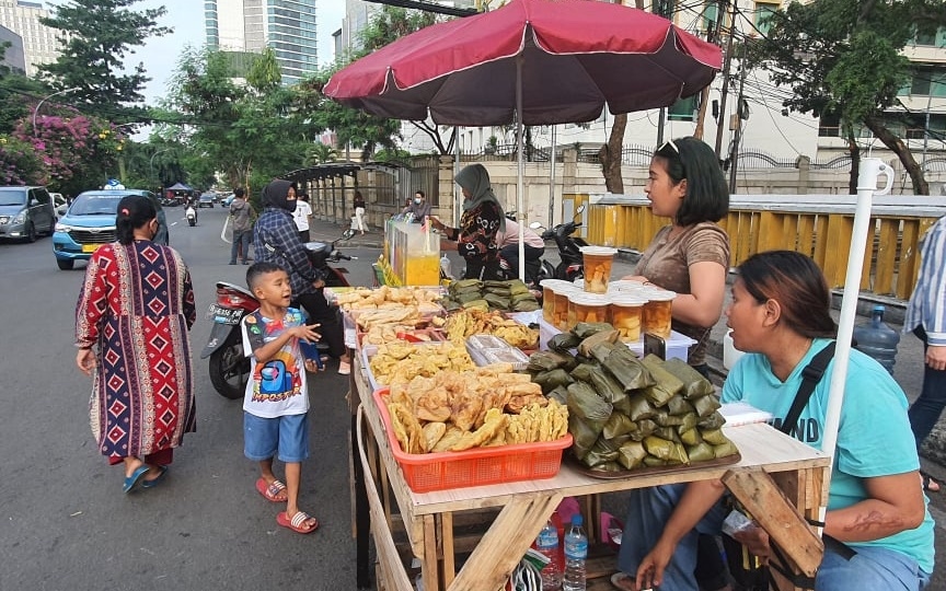 Giao thức y tế lỏng lẻo, nhiều người vẫn không đeo khẩu trang  (ảnh : VOV Jakarta)