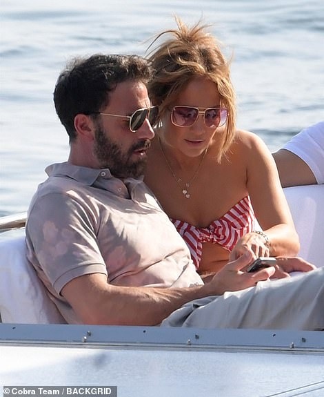 jennifer lopez va ban trai ben affleck hen ho an toi lang man tren du thuyen hinh anh 4