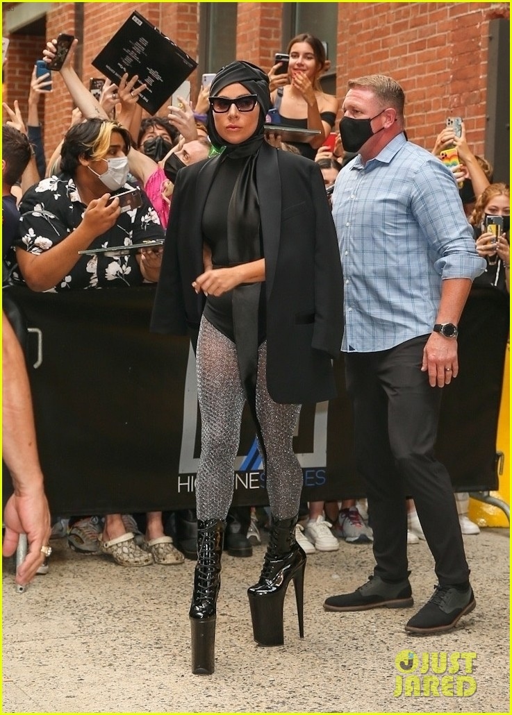 lady gaga bien hoa phong cach voi blazer ho hung tai su kien hinh anh 3