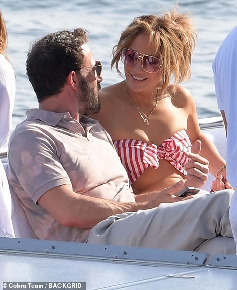 jennifer lopez va ban trai ben affleck hen ho an toi lang man tren du thuyen hinh anh 5