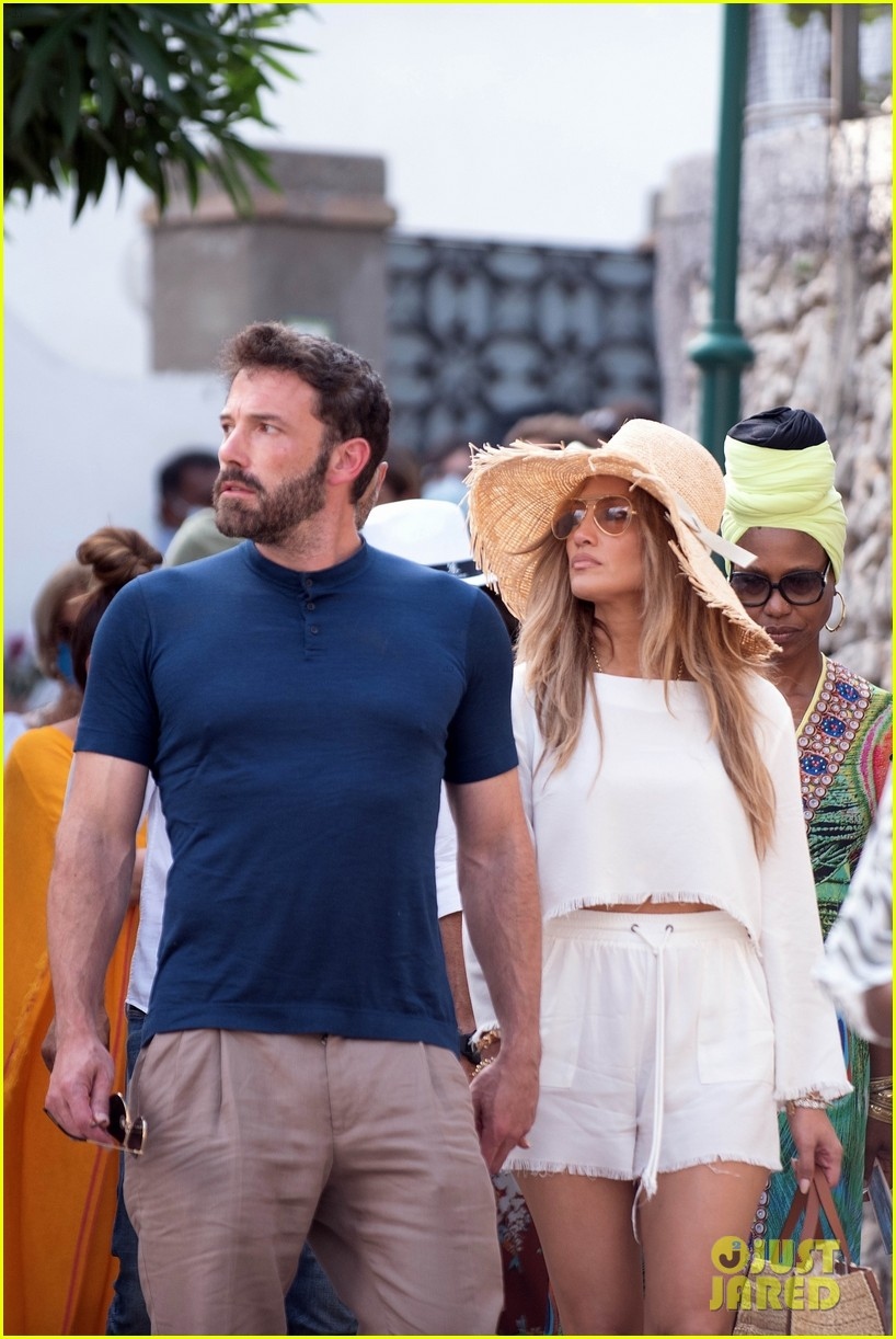 Jennifer Lopez và tình trẻ Ben Affleck nắm tay đi dạo ở Ý