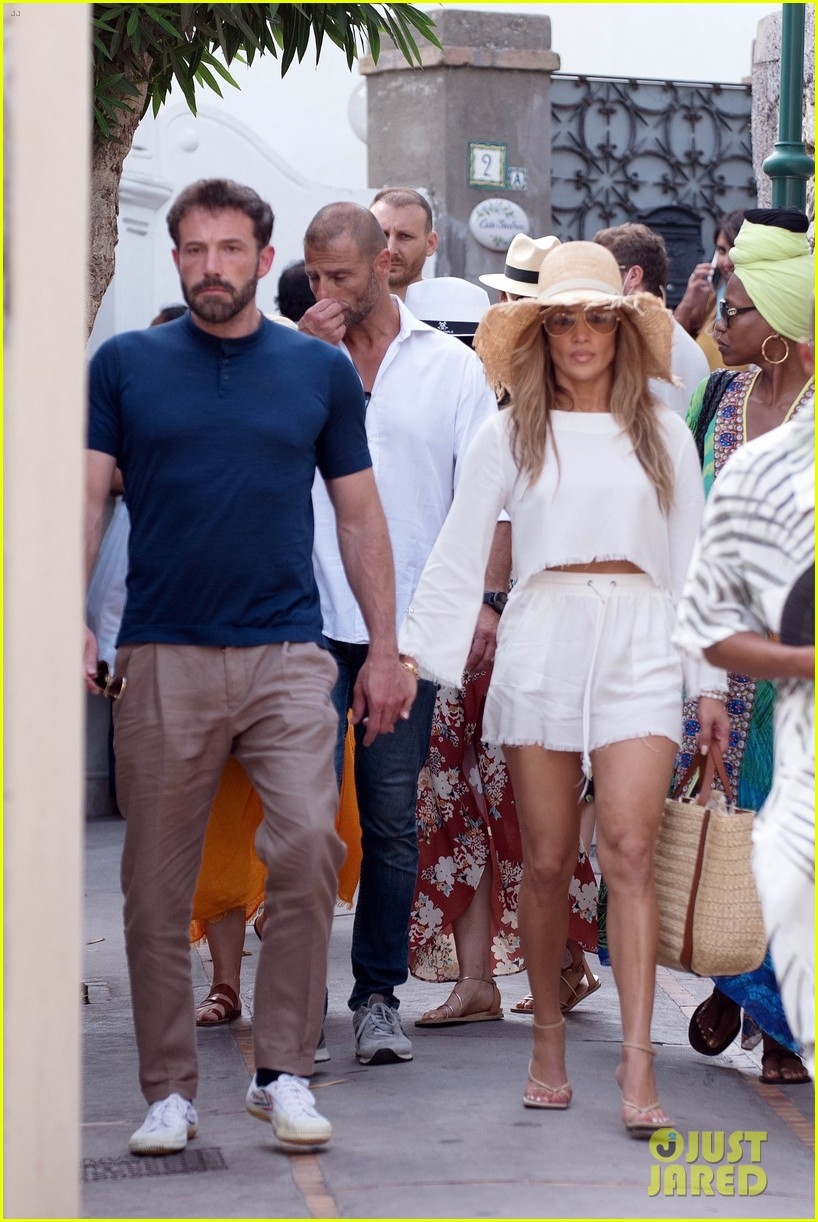 jennifer lopez va tinh tre ben affleck nam tay di dao o Y hinh anh 9